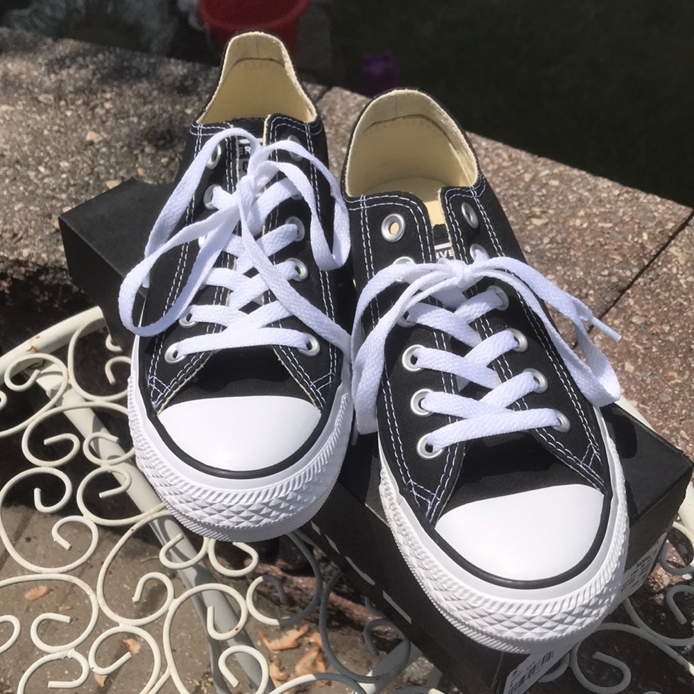 Black and white low top converse